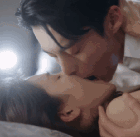 张凌赫《度华年》:大尺度船戏引争议,网友:完全不尊重女性