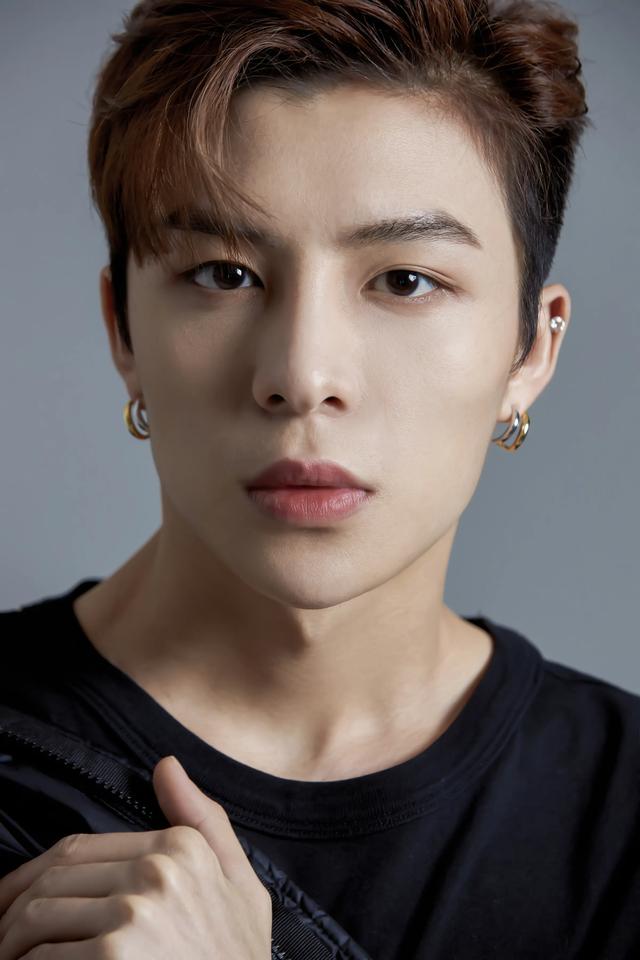 阿娇艳照门再现？被曝知三当三，刚离婚就主动撩小鲜肉，发私密照