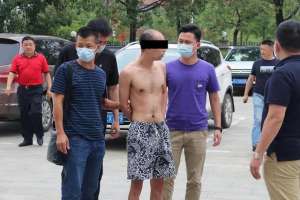 成人dvd(更换碟片起争执，广州经营影吧夫妻被杀嫌疑人潜逃16年后落网)