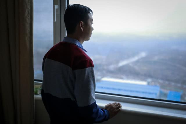 3岁萌宝患重症治疗时难忍剧痛，被5人强行按住，父亲哭求：轻点儿