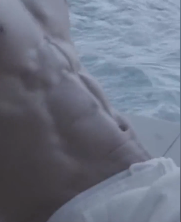 禁欲脸李洙赫冲浪视频曝光!8块腹肌清晰可见,不愧是雕塑身材