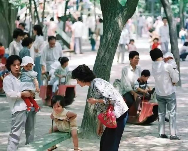 1990年，订娃娃亲的未婚妻考上大学要退婚，我扛起铁锹去了她家