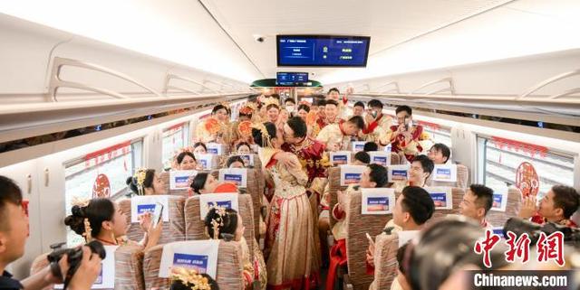 心动520，“复兴号”见证20对铁路青年幸福时刻