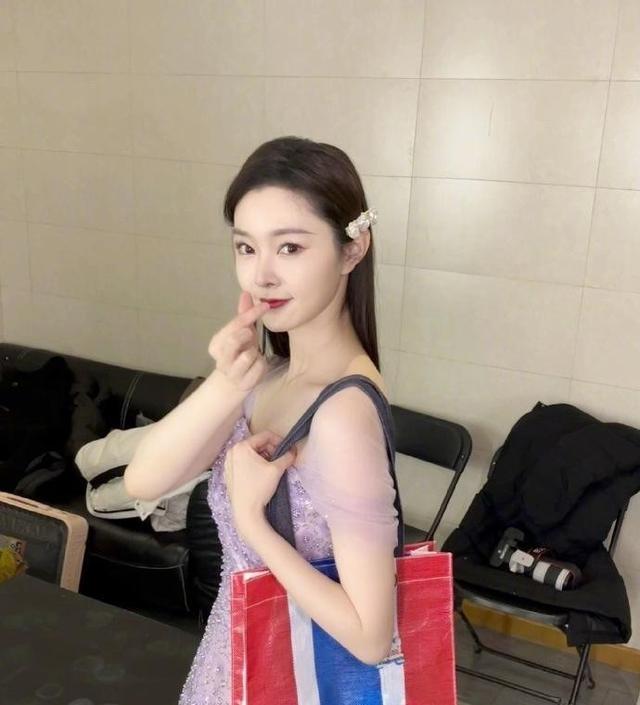 宋轶背上了微博之夜文咏珊送的包！送包的人上心，得到包的人感恩