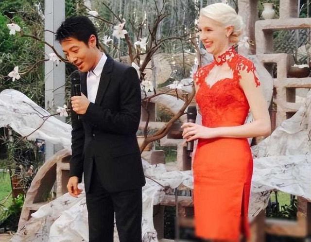 撒贝宁被传婚变后首现身，气色不好很憔悴，和美女合影惹争议