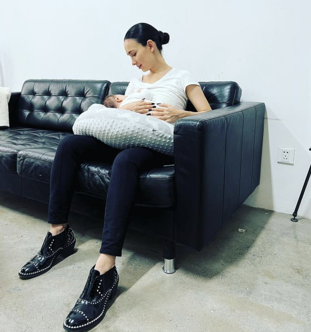 卢靖姗圣诞节分享全家福,与韩庚穿情侣装,女儿继承爸爸的大长腿