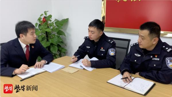 被同一个骗子骗财骗色,两女子派出所里抱头痛哭