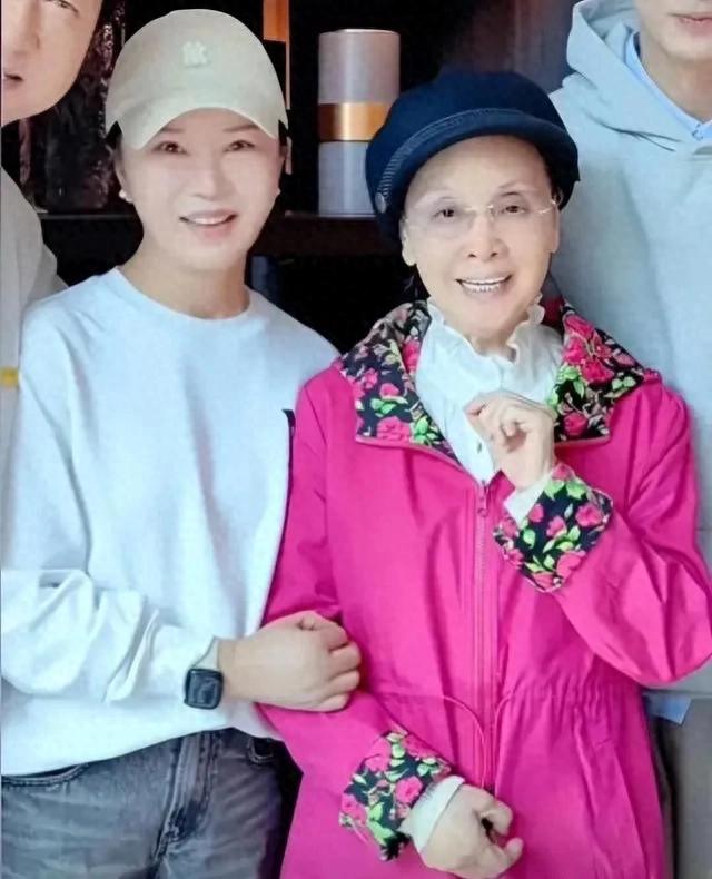 80岁李谷一罕见露脸！已瘦到脱相，与付笛声夫妇相聚，称准备复出
