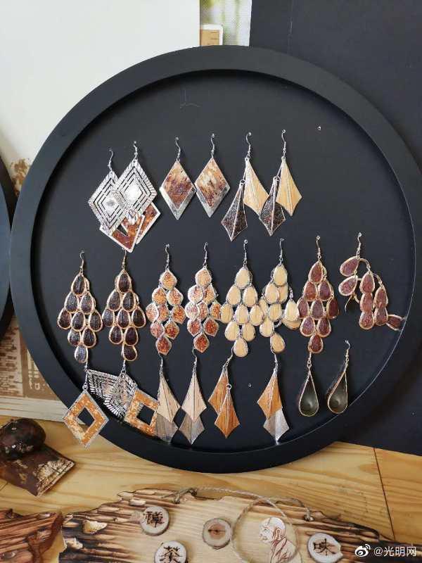 阿尔山白狼镇：树皮画画出脱贫新希望