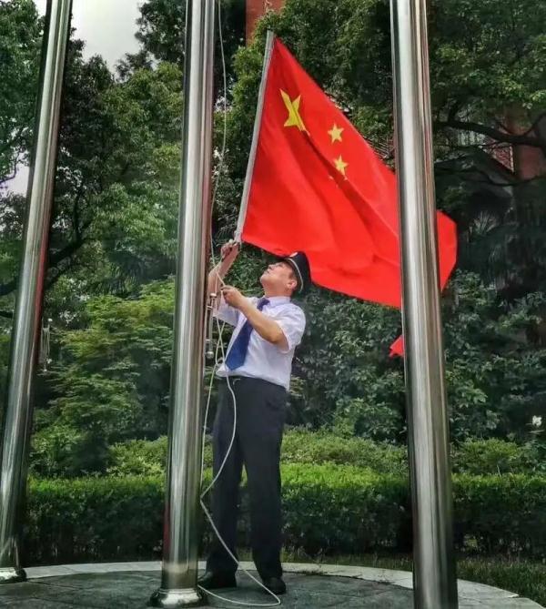 一个被形容“人很凶的”保安退休了，师生们都很想他