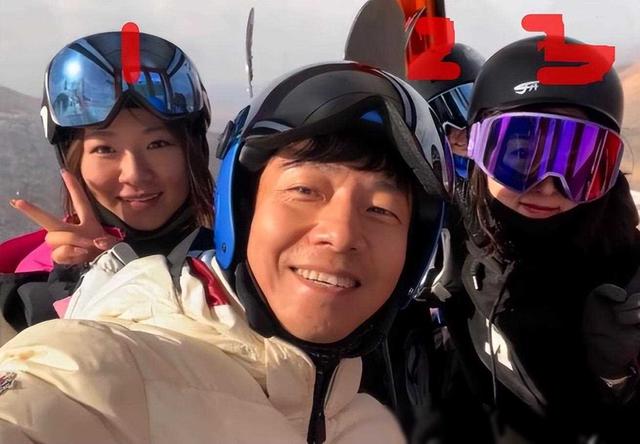 撒贝宁被传婚变后首现身，气色不好很憔悴，和美女合影惹争议