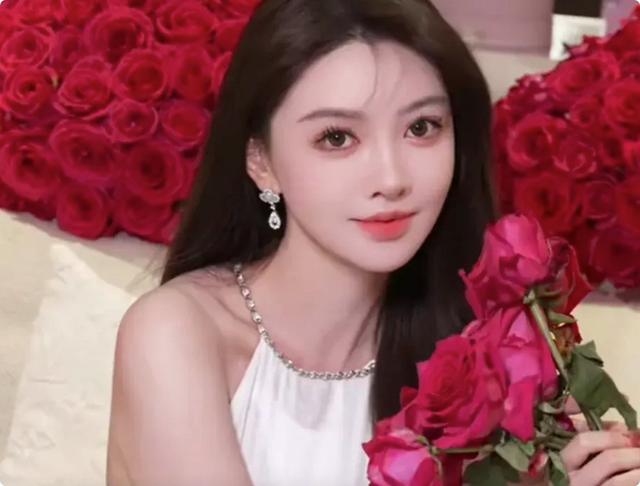 被黄晓明女友惊艳到了，丰满身材遮不住，但这生图差距也太大了