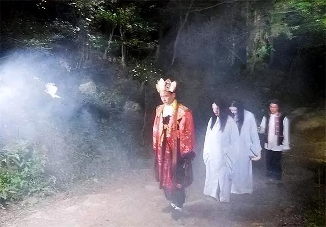 湘西最后一位赶尸人，真实还原恐怖赶尸场景，并上演死鸡复活术