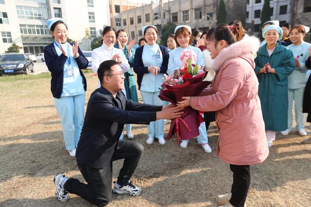 笑中带泪！郑州市两名支援武汉的抗疫英雄结婚了