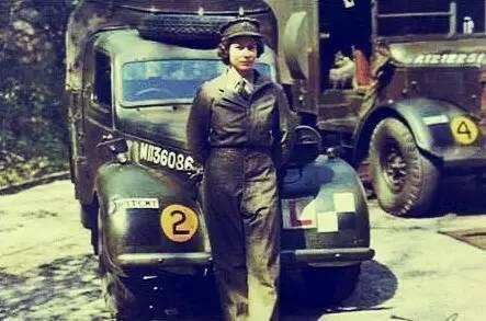 会玩！小伊90大寿，看一代傲娇软萌的英国女王是如何炼成的