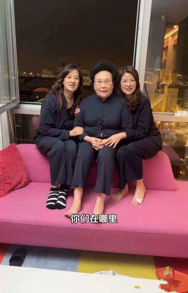 伊能静在挪威看到极光了，婆婆身材发福撑开纽扣，她56像26一样美