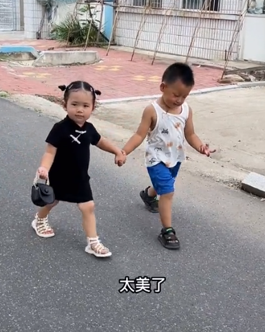 “青梅竹马”小馨馨：闺女跟超市儿子成朋友，连亲妈都磕起CP