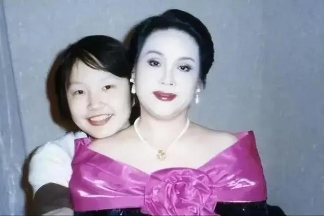 80岁李谷一罕见露脸！已瘦到脱相，与付笛声夫妇相聚，称准备复出