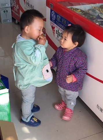 “青梅竹马”小馨馨：闺女跟超市儿子成朋友，连亲妈都磕起CP