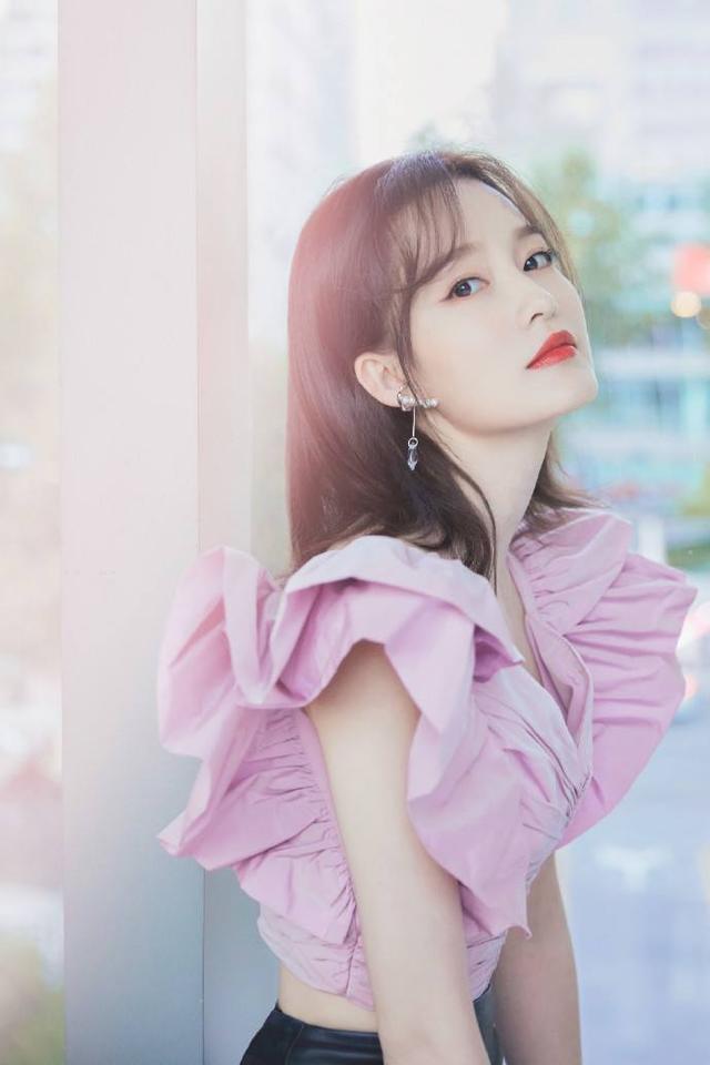 “笨蛋美人”李沁：与杨洋合影十指紧扣，被王大陆冒犯却不敢反抗