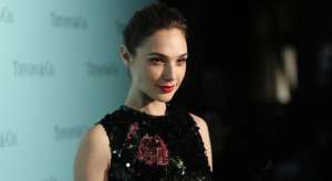 神奇女侠被抓(神奇女侠加朵将饰全裸出镜女星第一人兼Wifi之母)