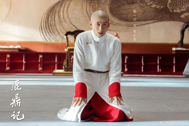 28岁张一山不满被拍？眼睛瞪超大吓坏路人，网友：刘星滤镜破碎