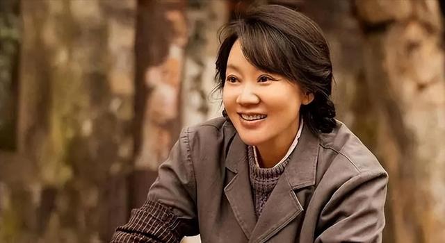 闫妮离婚20年，为何很少提到前夫？直到看到邹伟的职业后就明白了