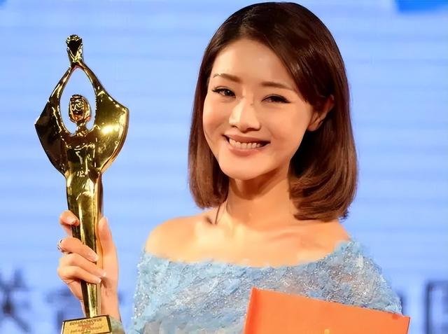 “小姨妈”邓家佳，天赋不够努力来凑，骨子里的坚毅助她频获大奖