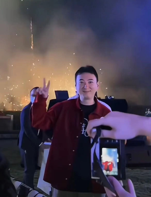 王思聪在海南庆35岁！放烟花笑开怀，20岁女友示爱称他是可爱宝宝