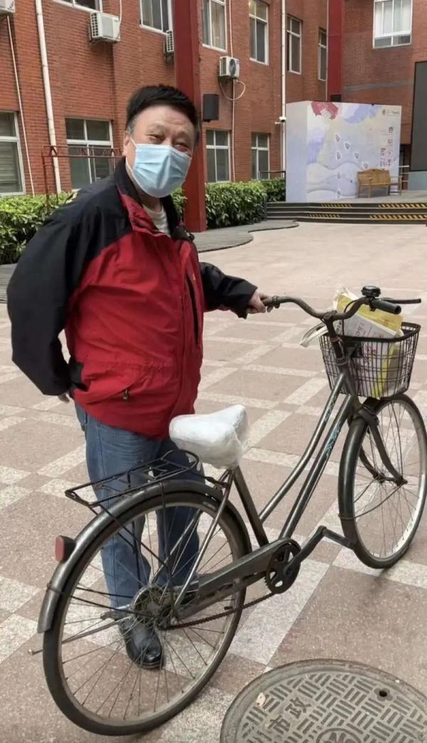 一个被形容“人很凶的”保安退休了，师生们都很想他