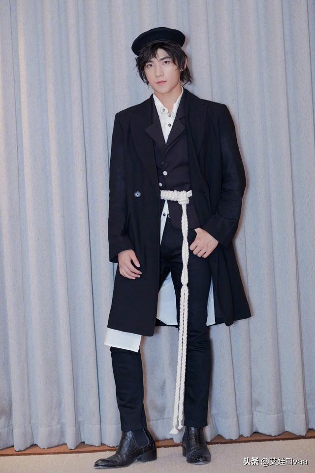 28岁杨洋比女星还“大胆”,罕见真空西装配皮裤,看完我彻底服了