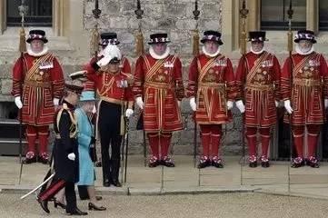 会玩！小伊90大寿，看一代傲娇软萌的英国女王是如何炼成的