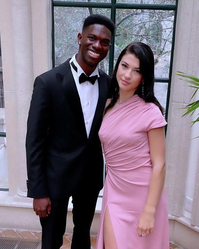 比尔盖茨小女儿和男友：一个白到发光一个黑得发亮，恩爱密不可分