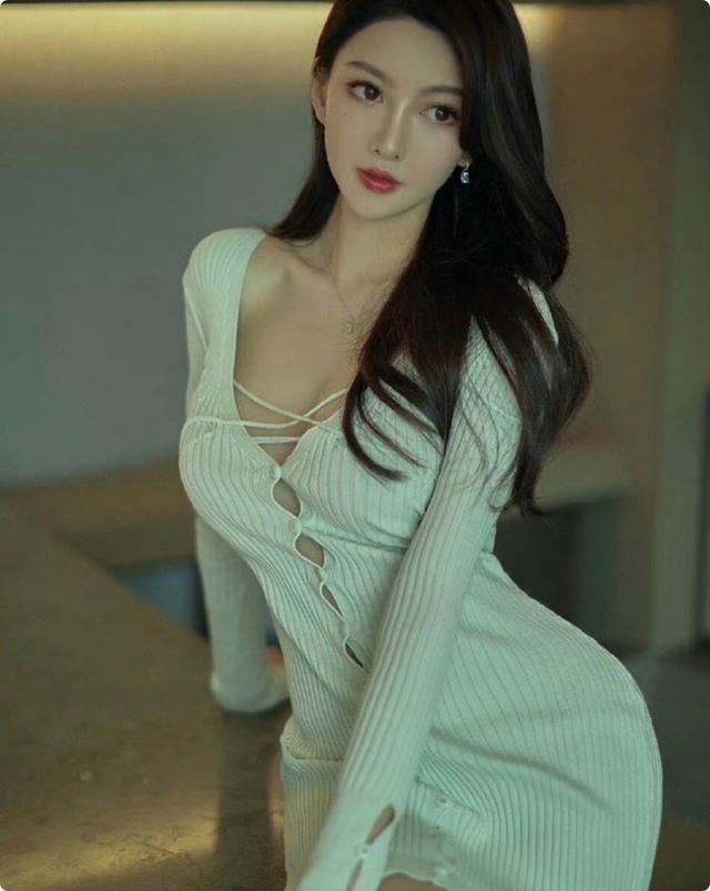 被黄晓明女友惊艳到了，丰满身材遮不住，但这生图差距也太大了