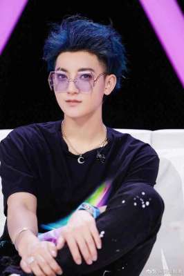 黄明昊的应援色(男明星蓝发造型你被谁惊艳了呢)