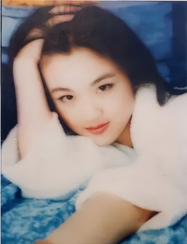 汤唯和老公金泰勇一起走红毯,金泰勇全程痴汉脸,对女神老婆傻笑