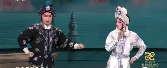当《白蛇传》遇上春晚小品《借伞》，传统戏剧元素如何大放异彩