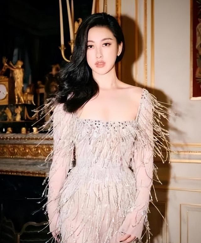 秦岚“钻石胸”大到藏不住,网友:这身材我酸了,这是谁的专属?