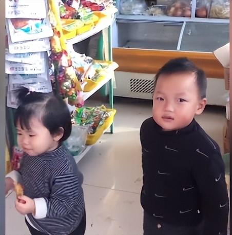 “青梅竹马”小馨馨：闺女跟超市儿子成朋友，连亲妈都磕起CP