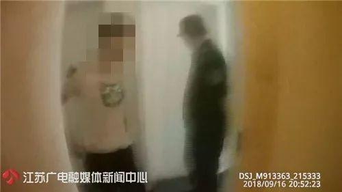 邻居举报小区有传销团伙，警方上门却撞见一群男女衣冠不整……