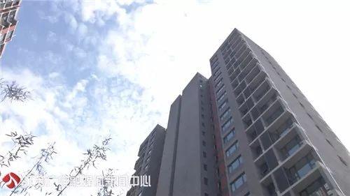 邻居举报小区有传销团伙，警方上门却撞见一群男女衣冠不整……