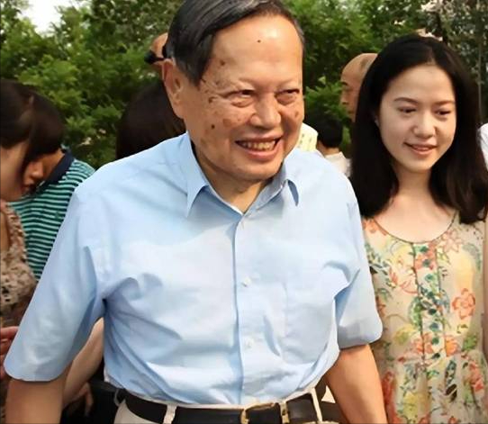 103岁的杨振宁牵着妻子翁帆的手露面，他步伐很轻快，翁帆很开心