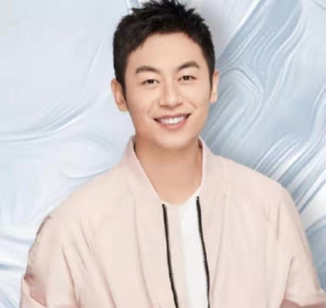 36岁朱亚文近照曝光，脸颊凹陷瘦脱相，曾被杨颖称为行走荷尔蒙