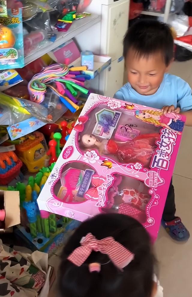 “青梅竹马”小馨馨：闺女跟超市儿子成朋友，连亲妈都磕起CP