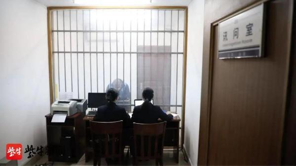 被同一个骗子骗财骗色,两女子派出所里抱头痛哭