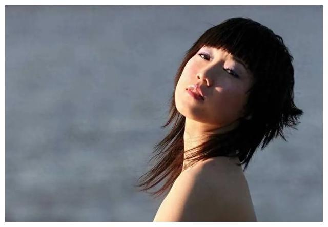 “最美裸模”张筱雨，22岁就拍了21套私密写真，40岁仍孤身