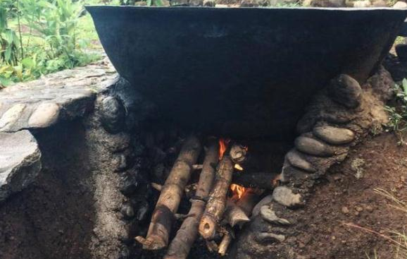 世界上一种奇葩洗浴方式：用铁锅炖自己，没几个人敢轻易尝试