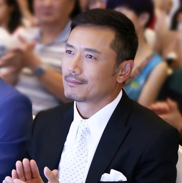 年轻时长得不咋地，上了年纪居然“帅到掉渣”，这6位男星太狠了