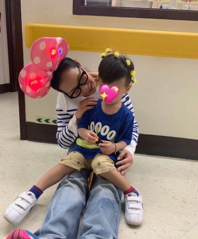 55岁刘若英罕见携儿子现身，9岁帅气又瘦又高性格开朗，星范十足