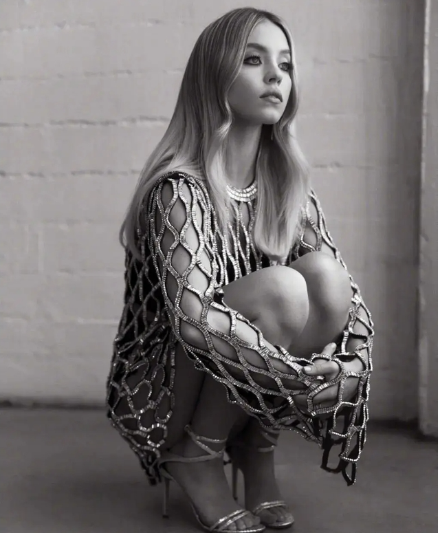 娜塔莉·伊曼纽尔新造型引爆时尚圈，透视装搭西装成焦点